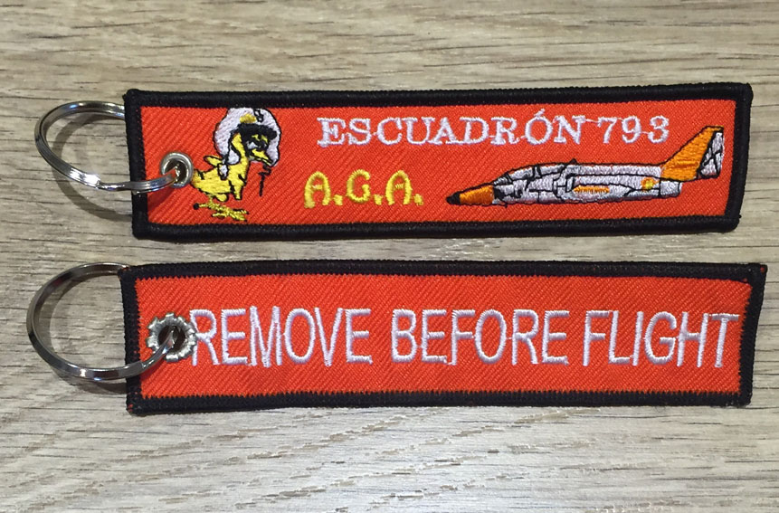 Llavero Remove Before Flight "Escuadrón 793 Básica" naranja
